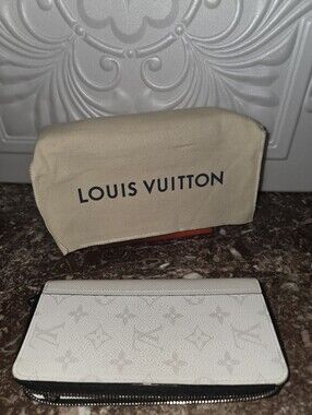 Louis Vuitton White Tiaga Monogram Zippy Wallet Excellent Condition W Dustbag
